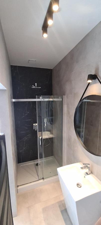 Apartsuites I Sorau ジャリ エクステリア 写真 A shower enclosure