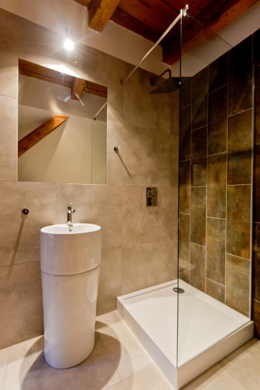 Apartsuites I Sorau ジャリ エクステリア 写真 A shower enclosure