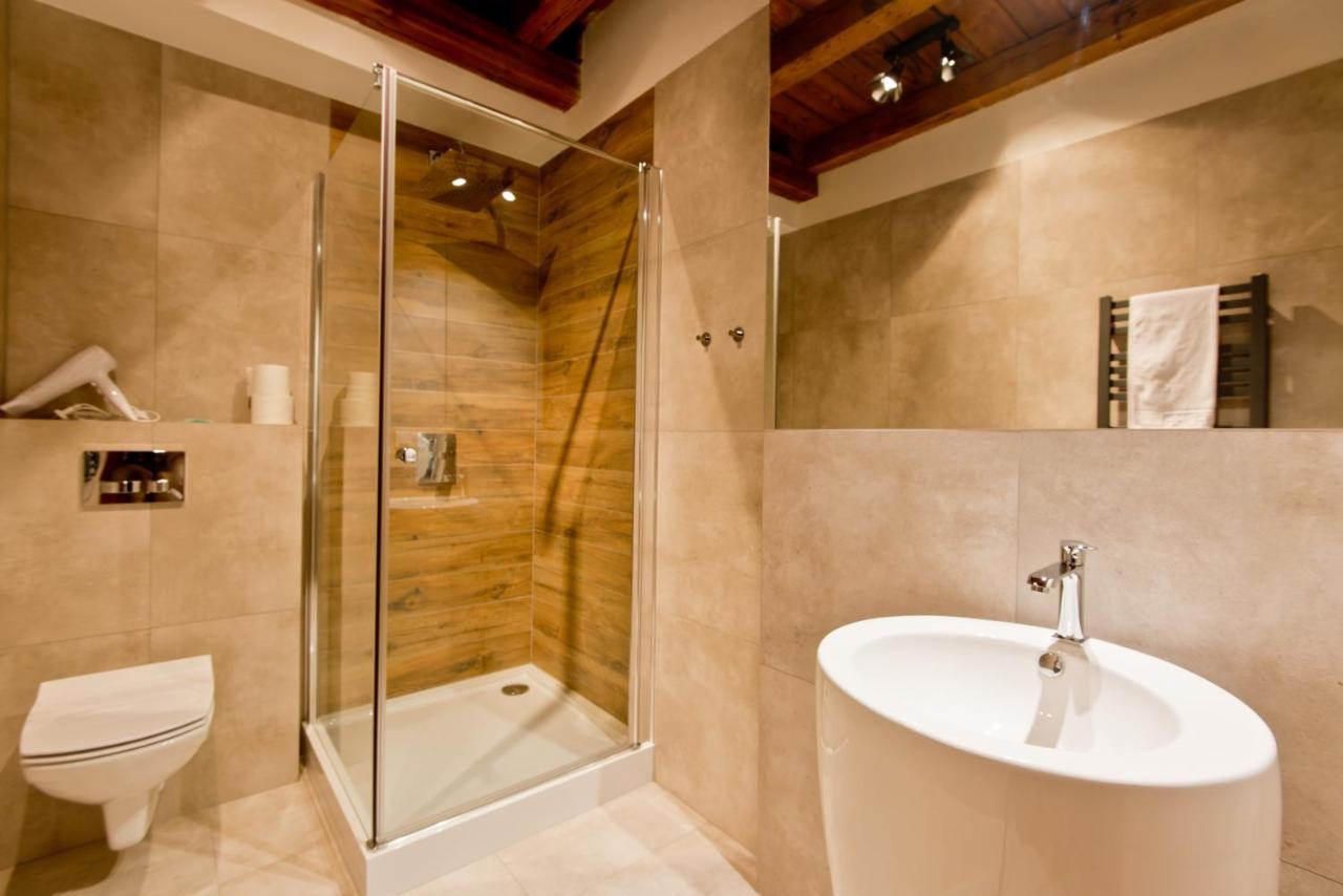 Apartsuites I Sorau ジャリ エクステリア 写真 A shower enclosure