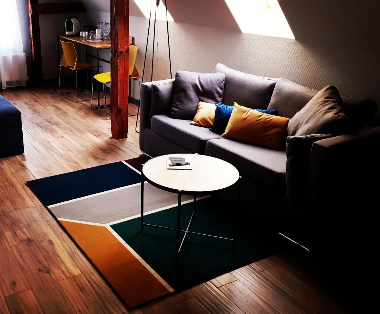Apartsuites I Sorau ジャリ エクステリア 写真 A living room with a sofa